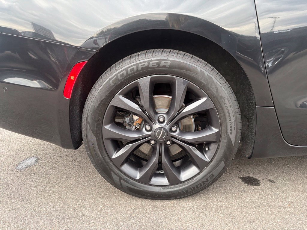 Used 2020 Chrysler Pacifica Touring w/ Advanced Safetytec Group FWD image 31