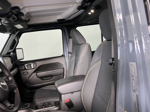 Used 2025 Jeep Gladiator Sport image 23