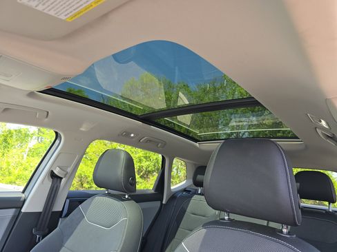 Used 2024 Volkswagen Taos SE w/ Panoramic Sunroof Package FWD image 26
