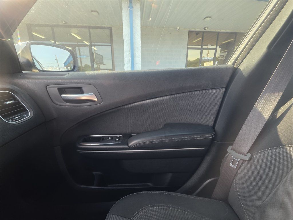 Used 2015 Dodge Charger SE RWD image 8