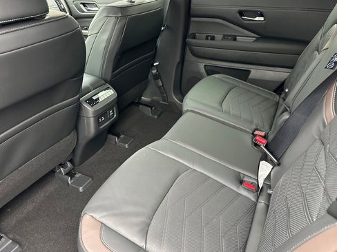 New 2025 Nissan Pathfinder Platinum image 14