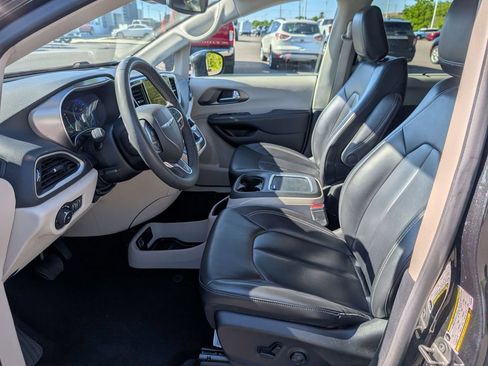 Used 2023 Chrysler Pacifica Touring-L FWD image 11