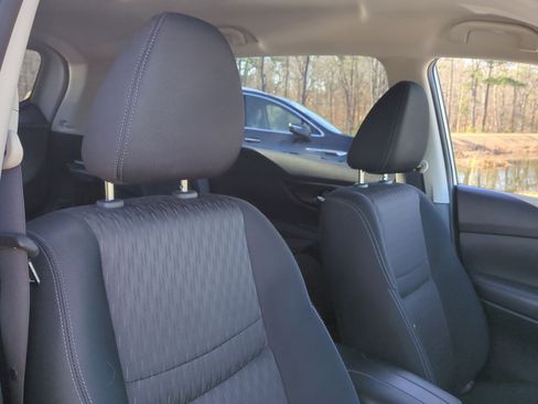 Used 2018 Nissan Rogue SV w/ Premium Package image 32