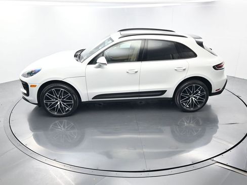 Certified 2025 Porsche Macan AWD/4WD image 36
