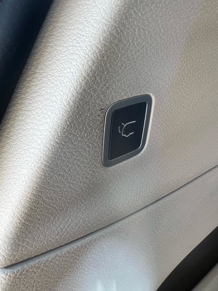 Used 2023 Chrysler Pacifica Touring-L FWD image 8
