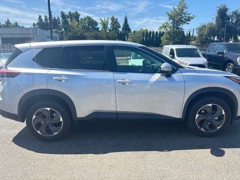 Used 2024 Nissan Rogue SV AWD/4WD image 3