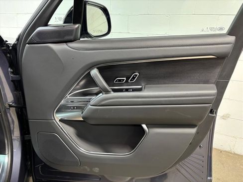 Used 2025 Land Rover Range Rover SE image 32