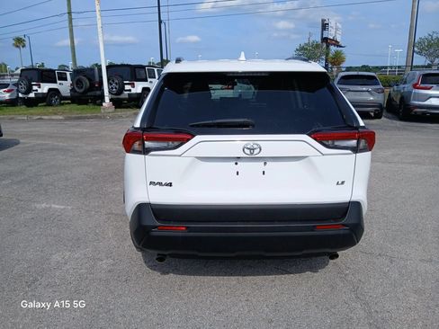 Used 2021 Toyota RAV4 LE FWD image 5