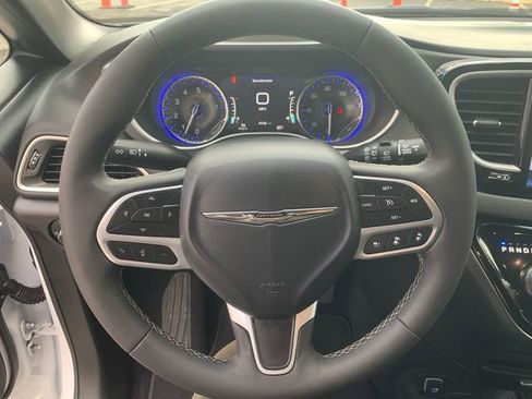 Used 2025 Chrysler Pacifica Select image 24