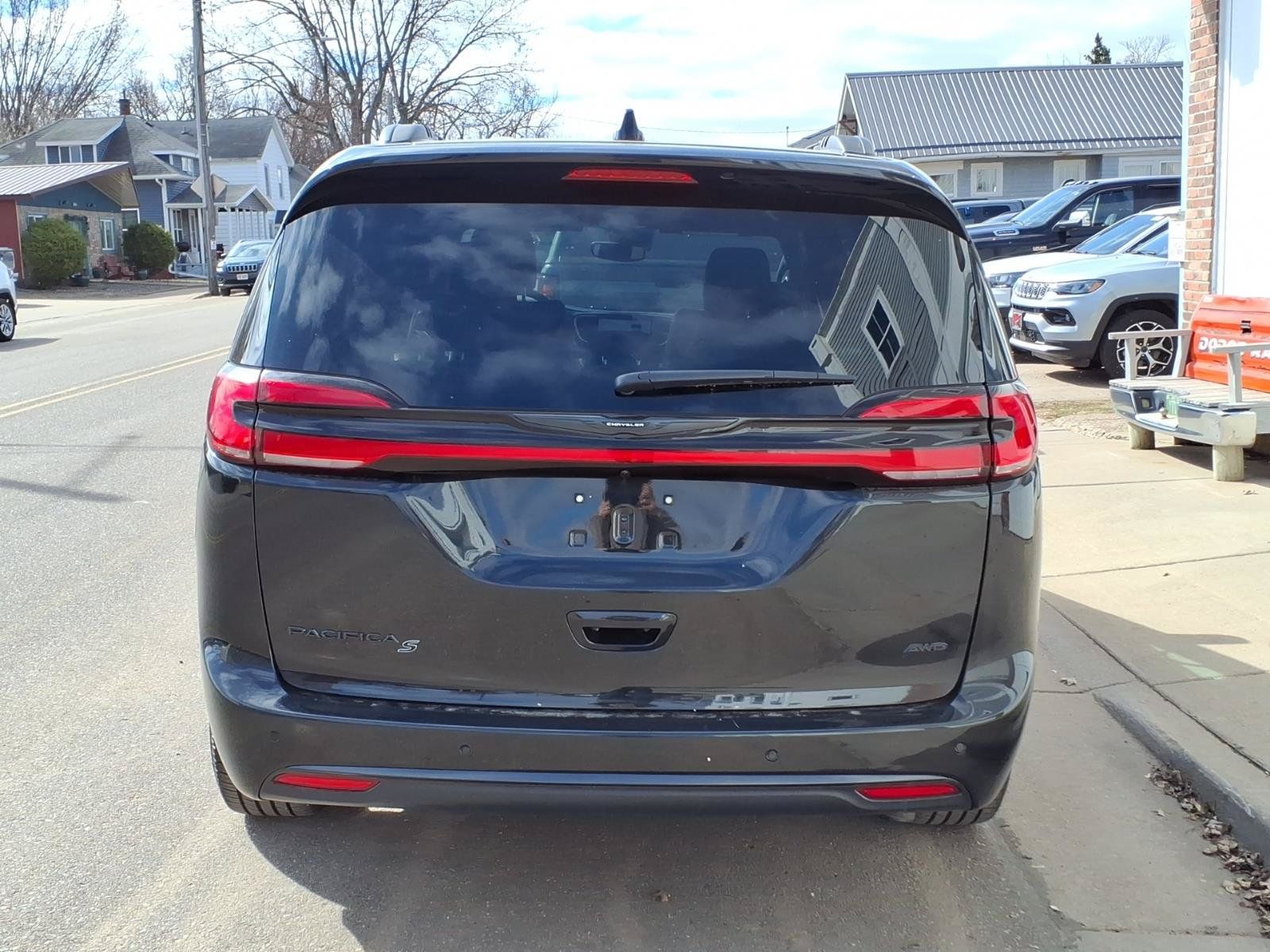 Used 2023 Chrysler Pacifica Touring-L w/ S Appearance Package AWD/4WD image 7