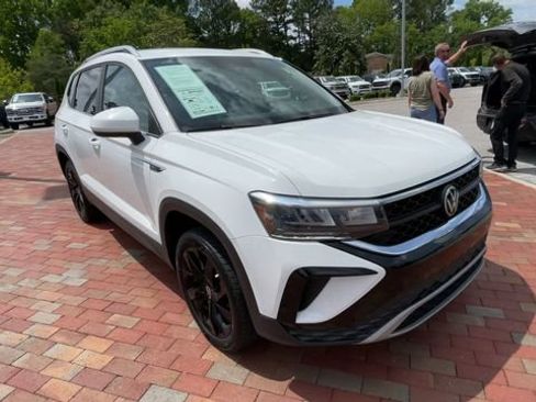 Used 2022 Volkswagen Taos SE FWD image 3