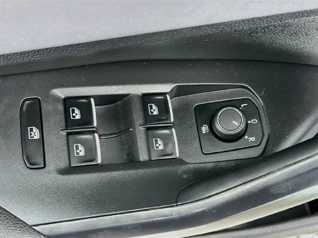 Used 2025 Volkswagen Jetta SE w/ Sunroof Package FWD image 17