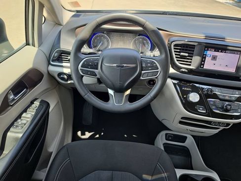 Used 2022 Chrysler Voyager LX FWD image 9