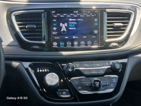 Used 2019 Chrysler Pacifica Limited w/ Advanced Safetytec Group FWD image 28