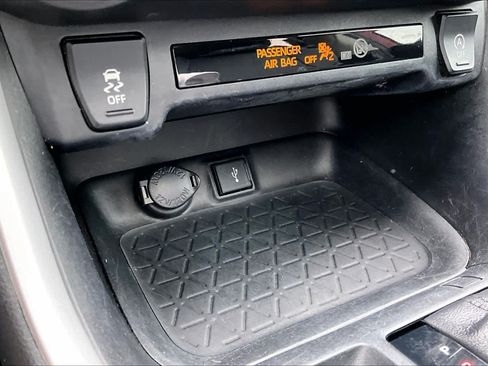 Used 2020 Toyota RAV4 XLE Premium FWD image 32