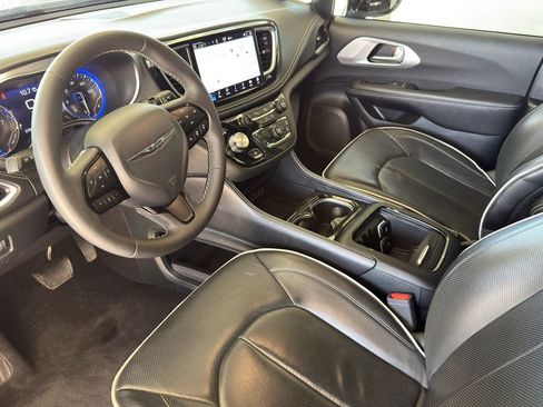 Used 2025 Chrysler Pacifica Limited FWD image 11