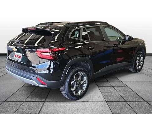 Used 2025 Chevrolet Trax LT w/ LT Convenience Package FWD image 4