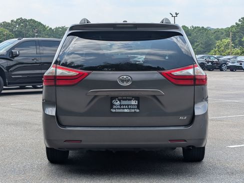 Used 2017 Toyota Sienna XLE FWD image 8