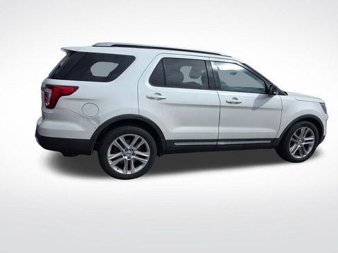 Used 2016 Ford Explorer XLT w/ Equipment Group 202A FWD image 4
