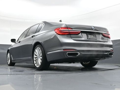 Used 2018 BMW 740i image 29