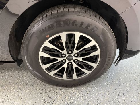 Used 2025 Ford Expedition Platinum image 35