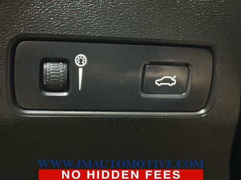 Used 2019 Volvo XC40 T5 Momentum image 34