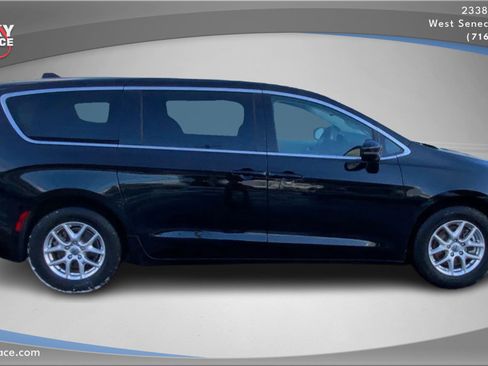 Used 2024 Chrysler Pacifica Touring-L image 4