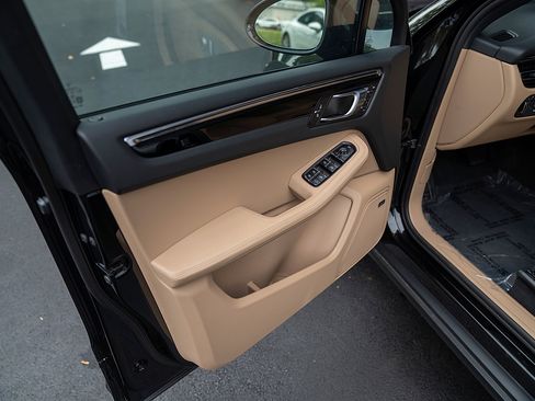 Used 2026 Porsche Macan AWD/4WD image 16