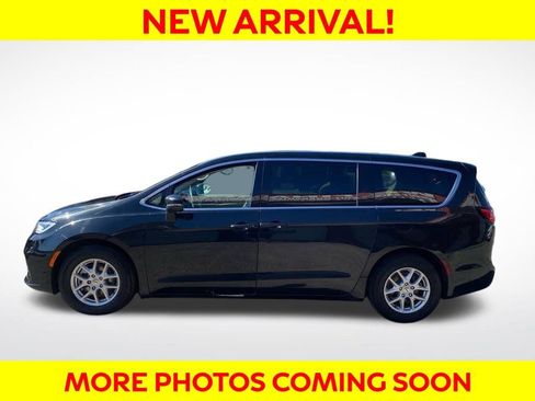 Used 2023 Chrysler Pacifica Touring-L image 2