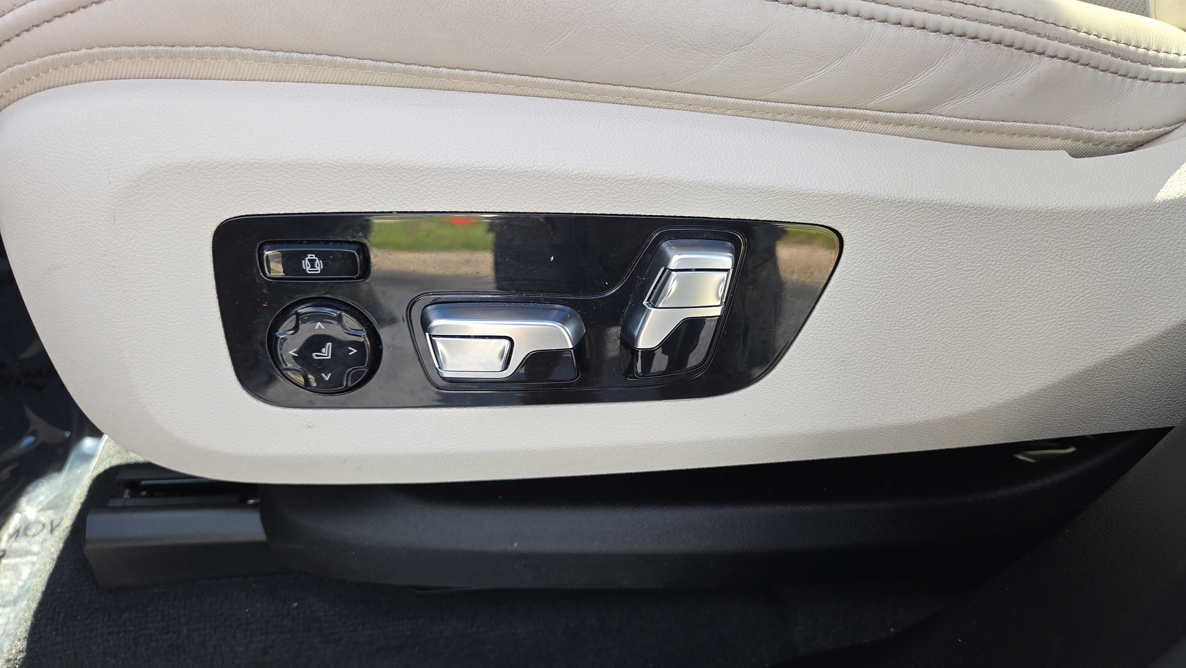 Certified 2024 BMW X7 xDrive40i w/ M Sport Package AWD/4WD image 10