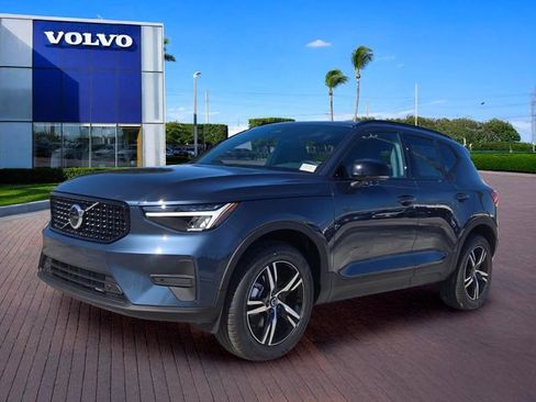 New 2026 Volvo XC40 B5 Core AWD/4WD image 3