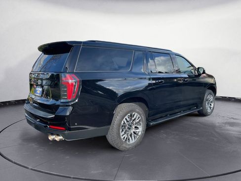 Used 2025 Chevrolet Suburban Z71 image 3