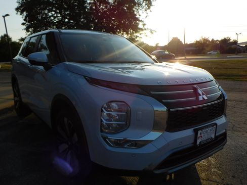 New 2025 Mitsubishi Outlander SE image 7