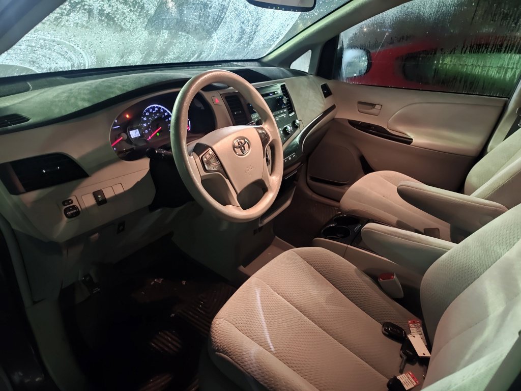 Used 2011 Toyota Sienna LE w/ Towing Pkg AWD/4WD image 9