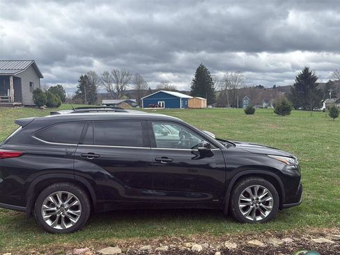Used 2023 Toyota Highlander Limited AWD/4WD image 2