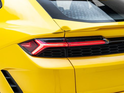 Used 2025 Lamborghini Urus SE AWD/4WD image 35