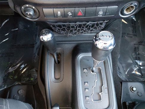 Used 2018 Jeep Wrangler Unlimited Sahara image 30