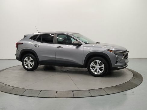 Used 2024 Chevrolet Trax LS w/ Driver Confidence Package FWD image 9