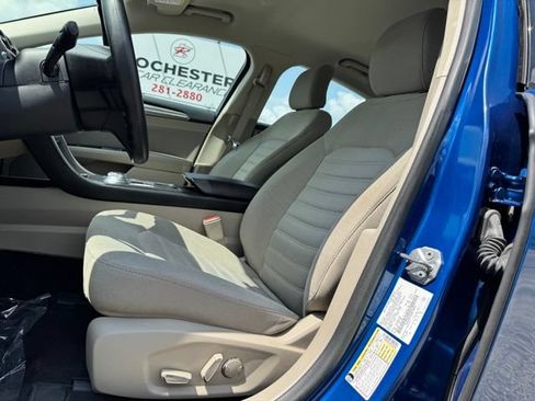Used 2017 Ford Fusion SE FWD image 5