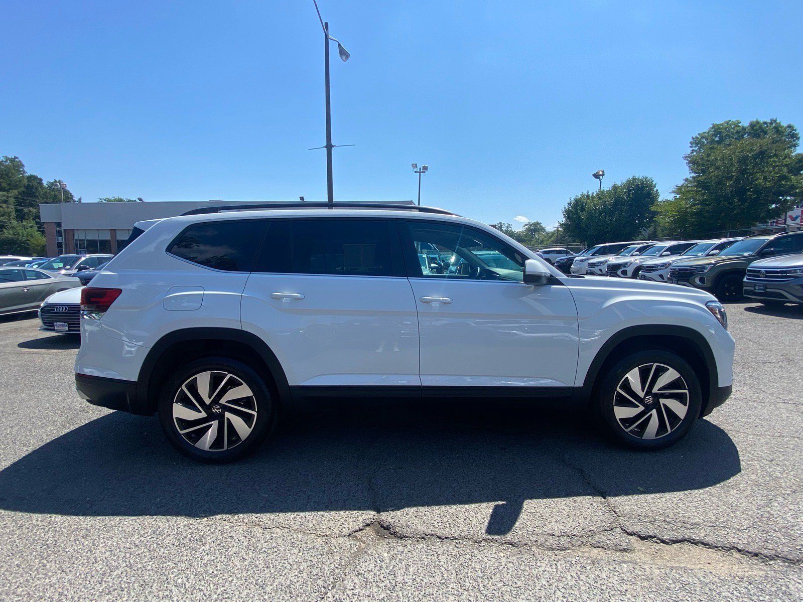Certified 2024 Volkswagen Atlas SE FWD image 2