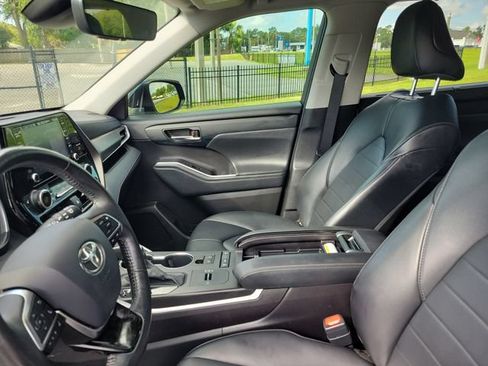 Used 2021 Toyota Highlander XLE FWD image 19