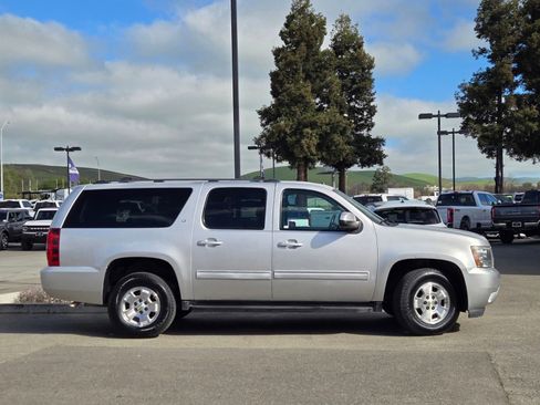 Used 2014 Chevrolet Suburban LT image 3