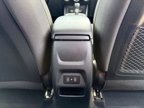 Used 2025 Hyundai Venue SEL FWD image 17