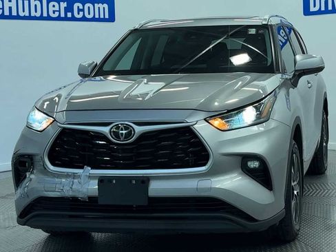 Used 2021 Toyota Highlander XLE AWD/4WD image 3