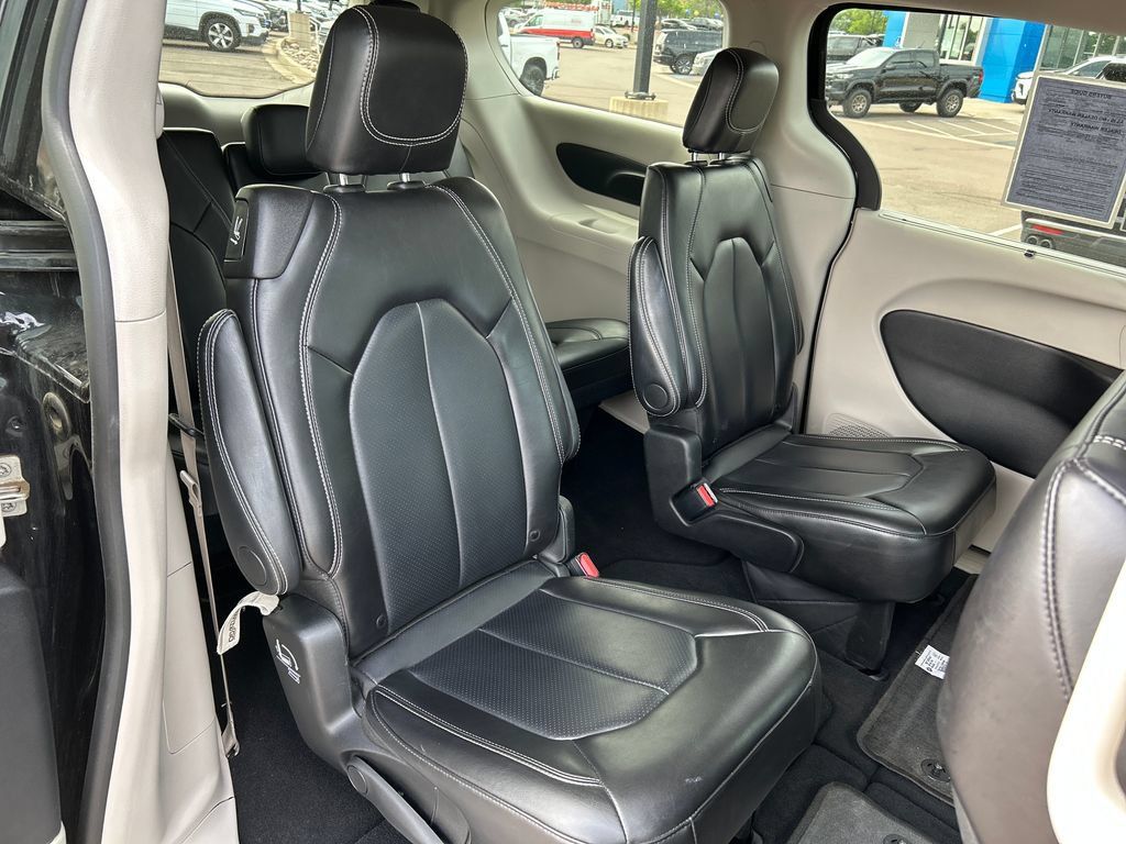 Used 2024 Chrysler Pacifica Touring-L FWD image 21