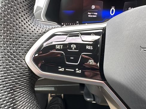 Certified 2024 Volkswagen Tiguan SE R-Line image 18