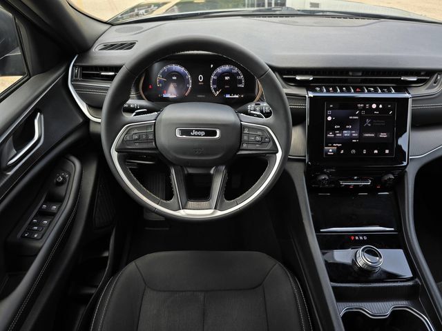 Used 2025 Jeep Grand Cherokee L Laredo RWD image 10