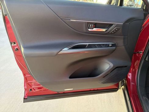 Used 2023 Toyota Venza Limited image 9