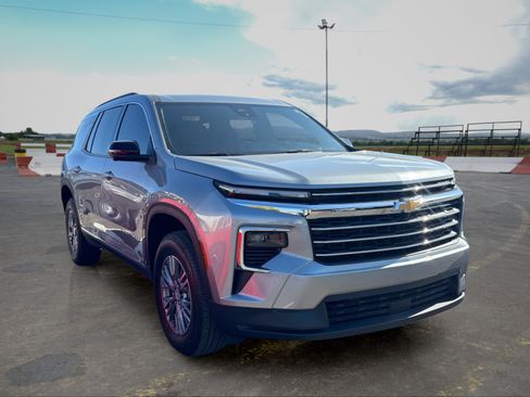 Used 2025 Chevrolet Traverse LT w/ Driver Confidence Package FWD image 2