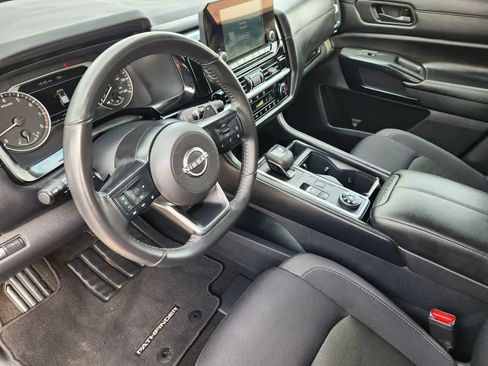 Used 2025 Nissan Pathfinder SV AWD/4WD image 2